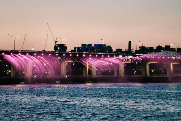 Momen Banpo Bridge Moonlight Rainbow Fountain, pertunjukan air mancur pelangi menakjubkan yang berada di Jembatan Banpo, Seoul, Korea Selatan.