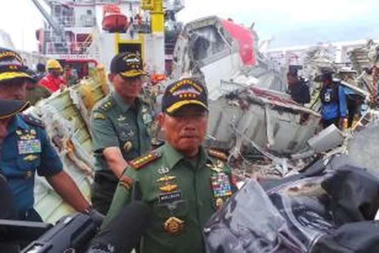 Panglima TNI Jenderal Moeldoko mengecek bagian ekor pesawat AirAsia QZ8501 di kapal Crest Onyx, di Selat Karimata, Pangkalan Bun, Kalimantan Selatan, Sabtu (10/1/2015). Moeldoko kemudian menyerahkan bagian pesawat itu ke pihak Komisi Nasional Keselamatan Transportasi (KNKT) untuk diselidiki lebih lanjut.