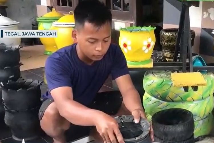 Zaenuri sedang membuat kerajinan dari ban bekas di rumahnya di Desa Bligoreko, Doro, Kabupaten Pekalongan, Kamis (11/8/2022).