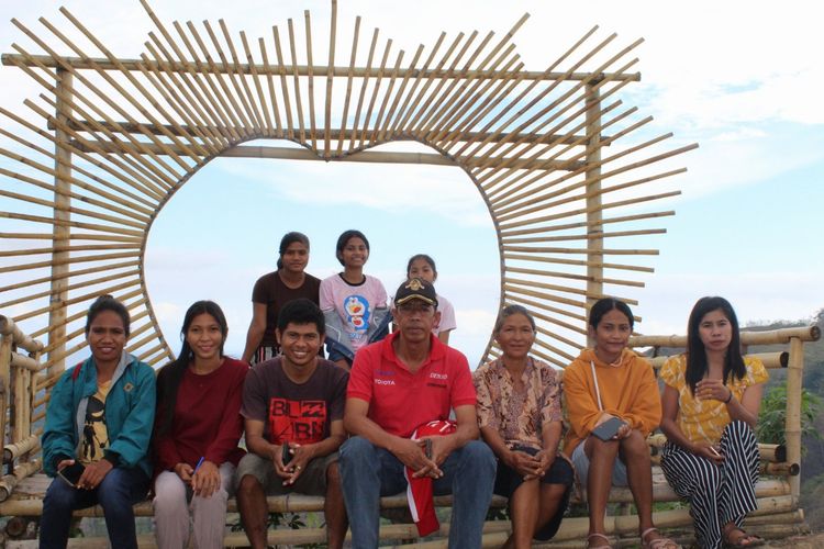 Beberapa wisatawan lokal berpose di salah satu spot foto buatan dari bahan bambu di Bukit Damai, Sabtu (17/10/2020).