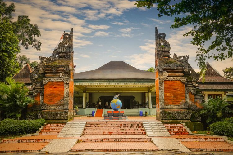 Ilustrasi bagian depan dari Museum Perangko Indonesia, TMII.