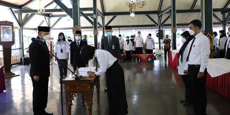 Penandatanganan SK Pengangkatan Guru PPPK di Pendopo Kabupaten Purworejo Jawa Tengah pada Rabu 27 April 2022