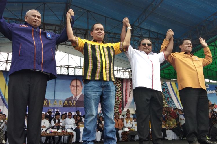 Bupati TTU Raymundus Sau Fernandes (kedua dari kanan baju putih) saat berada di panggung deklarasi gubernur dan wakil gubernur NTT Viktor Bungtilu Laiskodat-Yoseph Nae Soi (Victory-Joss), Rabu (20/12/2017).