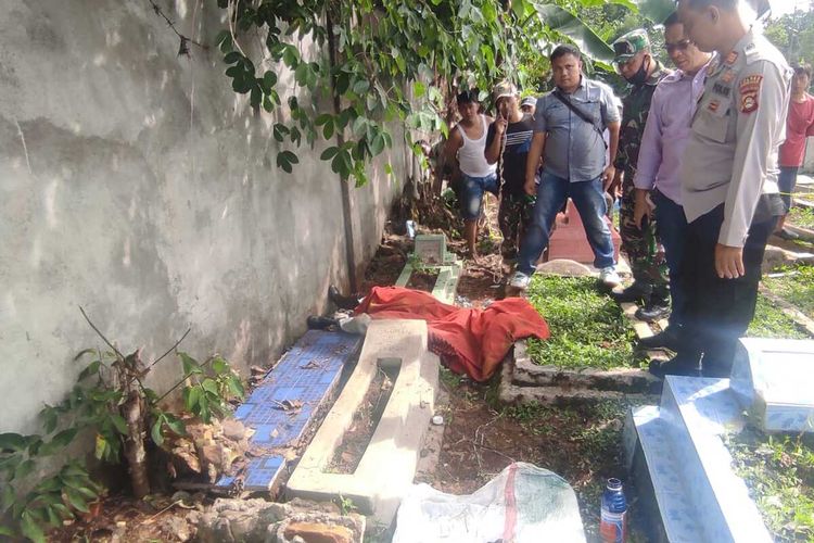 Penemuan jenazah Kaniso (50) di TPU Siderejo, Kecamatan Pagaralam Selatan, kota Pagaralam, Sumatera Selatan pada Kamis (16/6/2022) kemarin. Kaniso tewas setelah diketahui meminum racun rumput.