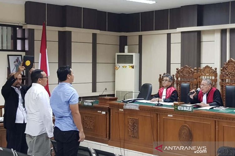 Ajudan mantan Bupati Kudus Uka Wisnu Sejati dan Staf Khusus mantan Bupati Kudus Agoes Soeranto diambil sumpah saat menjadi saksi dalam sidang di Pengadilan Tipikor Semarang, Senin (6/1/2020). 