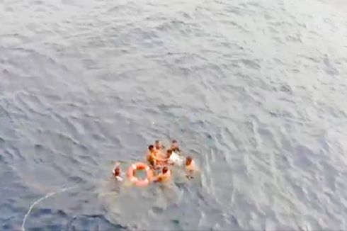 Aksi Heroik Prajurit TNI AD Selamatkan Penumpang Kapal yang Jatuh di Tengah Laut