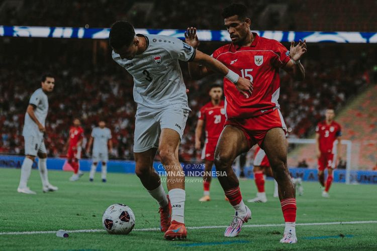 Pemain timnas Indonesia Ricky Kambuaya menempal ketat pemain Irak saat laga kedua grup B putaran keempat Kualifikasi Piala Dunia 2026 Zona Asia yang berakhir dengan skor 1-0 di Stadion King Abdullah Sport City, Jeddah, Minggu (12/10/2025) dini hari WIB.