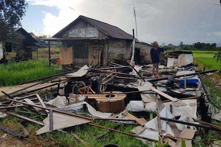 Salah satu rumah warga di Desa Penggalaman rata dengan tanah setelah diterjang angin puting beliung, Jumat (11/6/2021). 