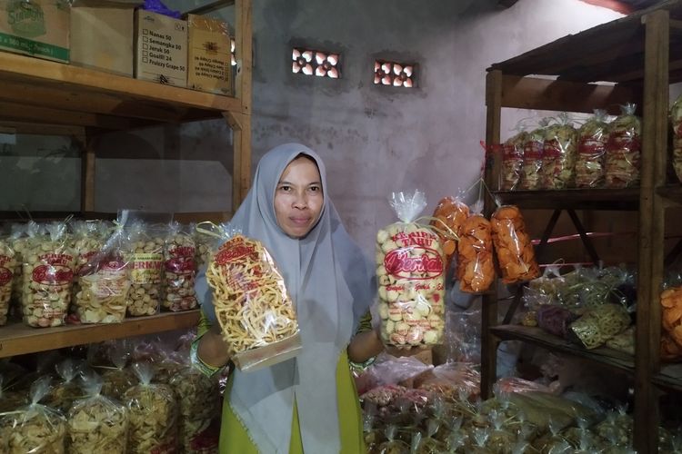 Sumi, produsen keripik pangsit dan tahu di Kranggan, Temanggung yang didata oleh mahasiswa KKN UGM