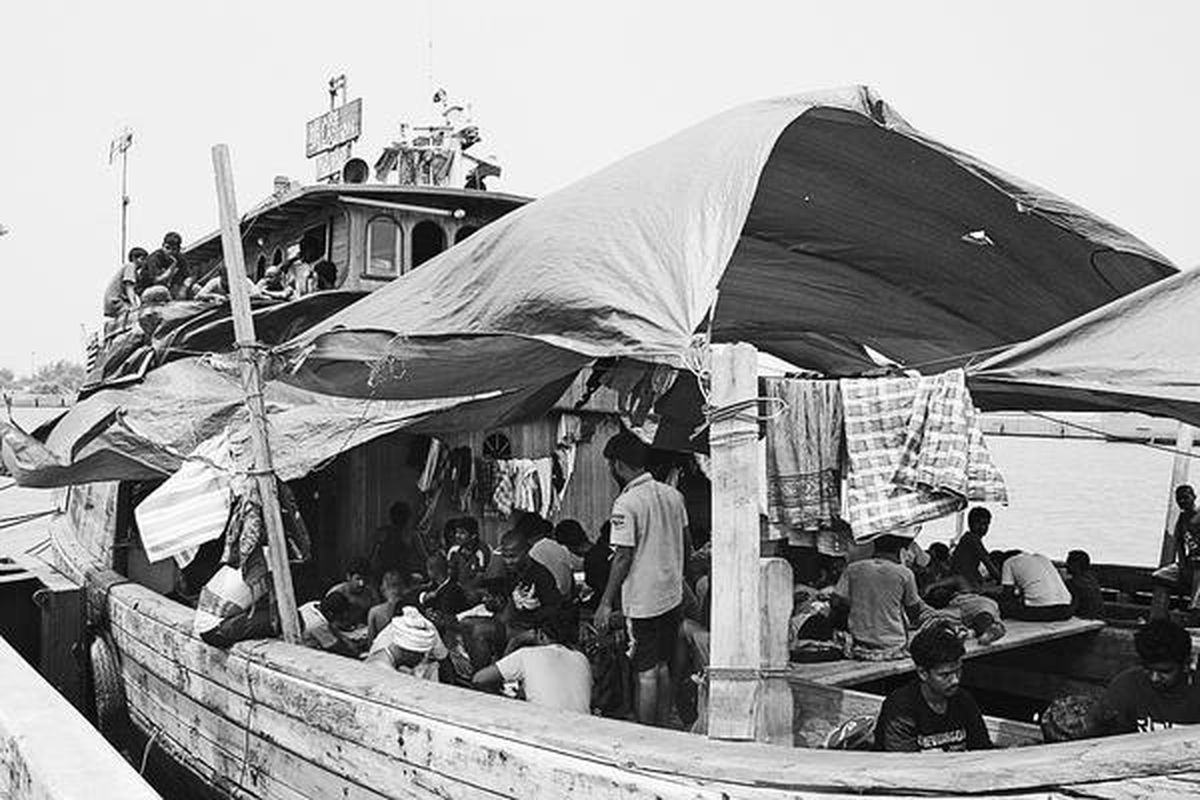 Ratusan imigran asal Sri Lanka bertahan di kapal kayu yang merapat di dermaga pelabuhan bongkar muat Indah Kiat, Merak, Cilegon, Banten, 21 Oktober lalu. Para imigran tersebut ditangkap aparat keamanan di perairan Selat Sunda pada 11 Oktober saat kapal kayu yang mereka tumpangi hendak berlayar ke Pulau Christmas, Australia.