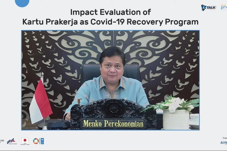 Menteri Koordinator (Menko) Bidang Perekonomian Republik Indonesia (RI), Airlangga Hartarto dalam Webinar Impact Evaluation of Kartu Prakerja as Covid-19 Recovery Program yang dilaksanakan melalui Zoom, Rabu (9/2/2022).