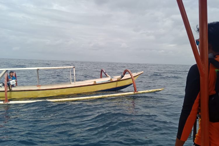Tim SAR bersama nelayan setempat berupaya mencari korban yang hilang di Perairan Nusa Lembongan, Klungkung, Bali, pada Minggu (26/6/2022) / Humas. Basarnas Bali 