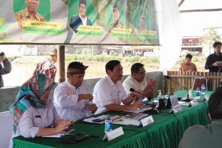 Menkomaritim Luhut Binsar Pandjaitan bersama Gubernur Jawa Barat Ridwan Kamil dan Bupati Bandung Dadang Naser saat menggelar rapat membahas Sungai Citarum, di Sektor 8 Jalan Cicukang, Kecamatan Margaasih, Kabupaten Bandung, Rabu (5/12/2018).