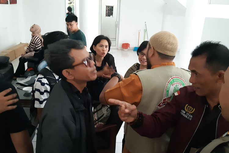 Sejumlah massa FPI mendatangi Gedung Dewan Kesenian Lampung (DKL) dan menghentikan pemutaran film Kucumbu Tubuh Indahku yang ditaja oleh Klub Nonton, Selasa (12/11/2019). Massa FPI menilai film itu mempromosikan isu LGBT.