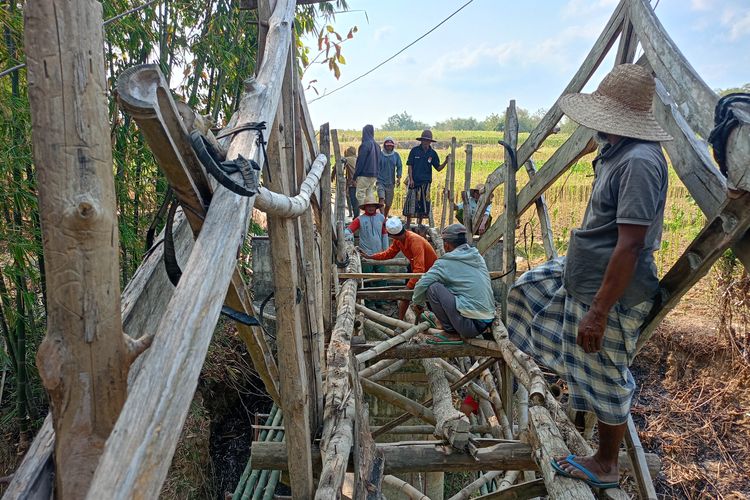 Warga 2 Desa di Pamekasan Patungan Bangun Jembatan Kayu, 5 Tahun Rusak