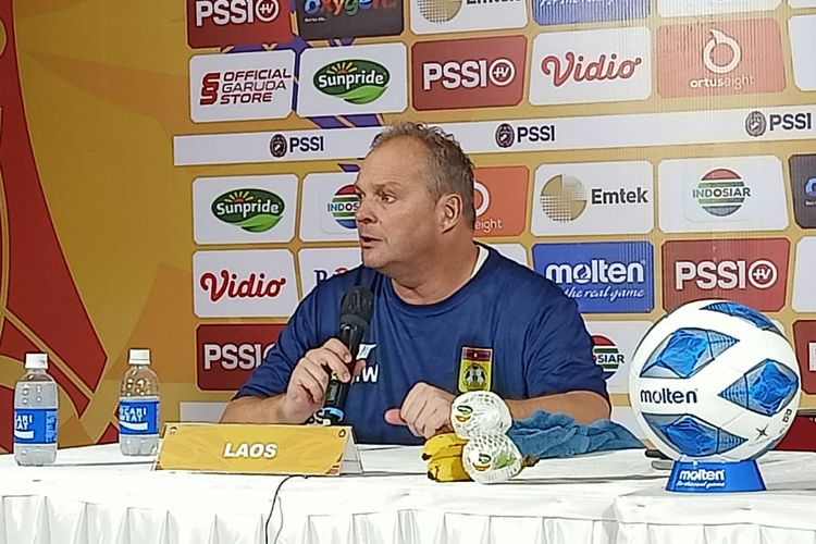 Pelatih timnas U19 Laos, Hans Michael Weiss, dalam konferensi pers usai melawan Malaysia di final Piala AFF U19 2022, Jumat (15/7/2022).