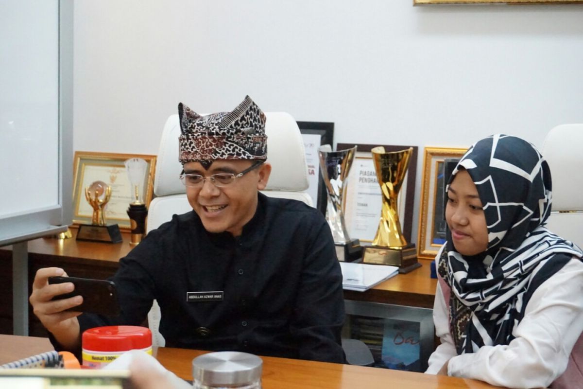 Bupati Banyuwangi Abdullah Azwar Anas saat selfie bersama Afi Nihaya di Kantor Pemda Banyuwangi Kamis (18/5/2017).