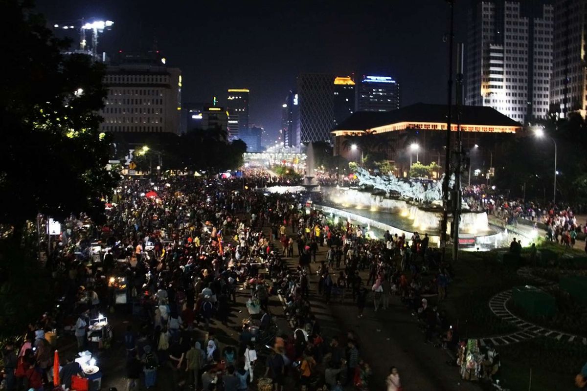 Suasana kemeriahan perayaan pergantian tahun di acara car free night Jalan MH Thamrin, Jakarta, Minggu (31/12/2017). Acara yang diadakan Pemprov DKI Jakarta menutup akses Jalan MH Thamrin hingga Harmoni pada pukul 17.00 WIB - 01.00 WIB.