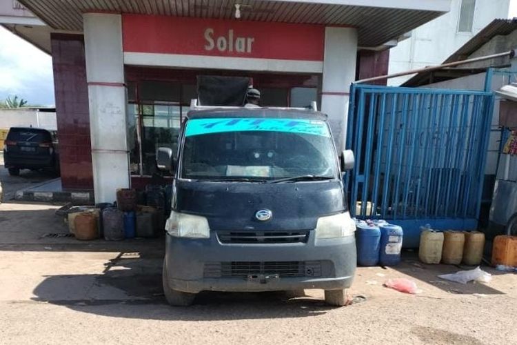 Sebuah mobil Daihatsu Grandmax yang diduga menimbun 800 liter Solar subsidi di Ketapang, Pangkalpinang, Selasa (21/6/2022). *** Local Caption *** Sebuah mobil Daihatsu Grandmax yang diduga menimbun 800 liter Solar subsidi di Ketapang, Pangkalpinang, Selasa (21/6/2022).