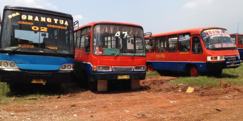 Sejumlah bus metromini masih berada di lapangan tempat penampungan kendaraan di pool Rawa Buaya, Jakarta Barat, Selasa (15/3/2016) siang. Kebanyakan bus metromini yang dikandangkan merupakan hasil penertiban Dinas Perhubungan dan Transportasi DKI Jakarta pada Desember 2015 lalu. 