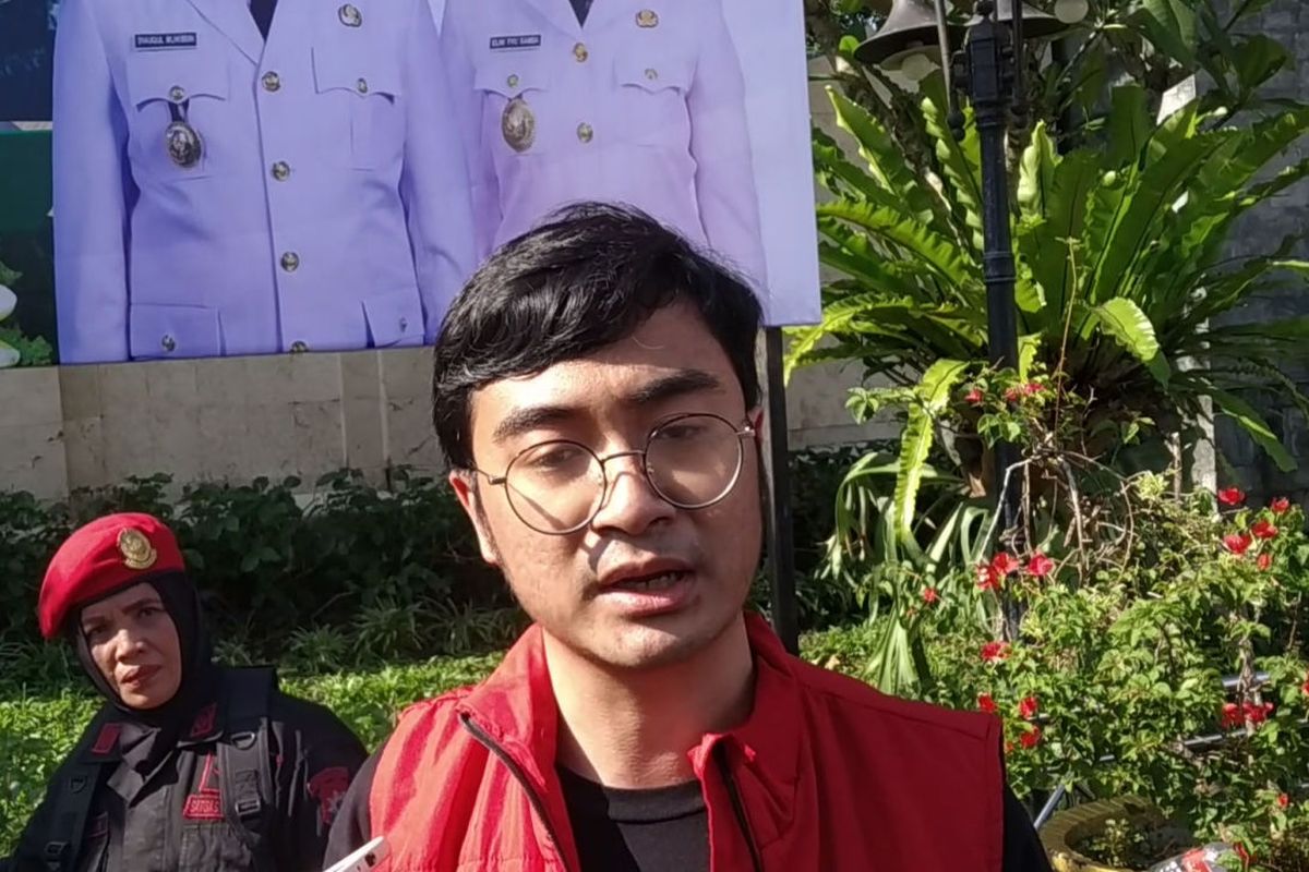 Juru bicara Dewan Pimpinan Pusat (DPP) Partai Demokrasi Indonesia Perjuangan (PDI-P) Aryo Seno Bagaskara berbicara kepada awak media di kompleks Makam Bung Karno di Kota Blitar, Jumat (6/6/2025)