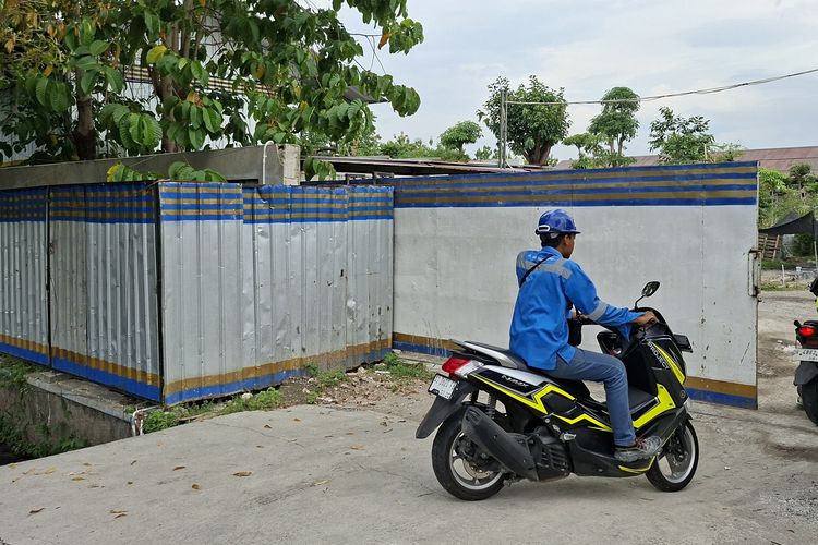 Sejumlah pekerja keluar masuk kawasan pembangunan rumah hadiah dari negara untuk Joko Widodo, Selasa (21/10/2025)