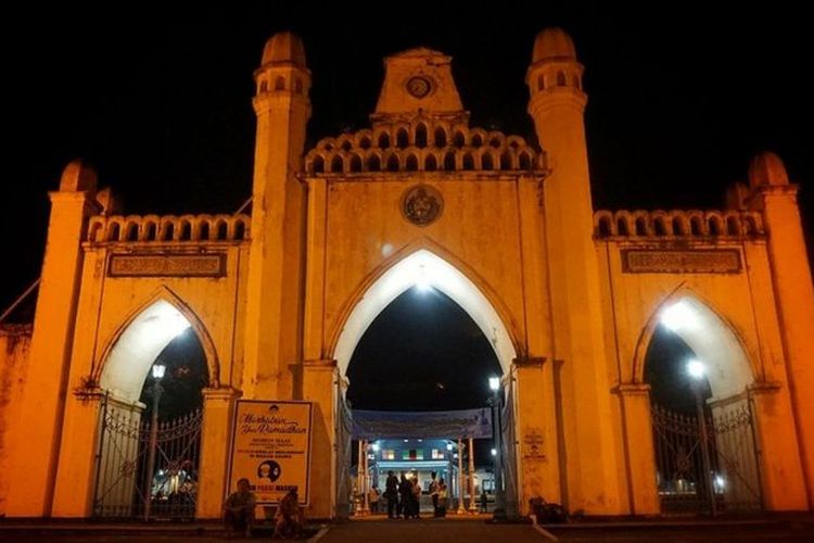 Masjid yang terletak di Kampung Kauman, Pasar Kliwon, Solo, yang merupakan saksi bisu penyebaran Islam di kota itu, memang sejak awal tidak terlalu kaku dalam menafsirkan dan mempraktekkan ritual ibadah.