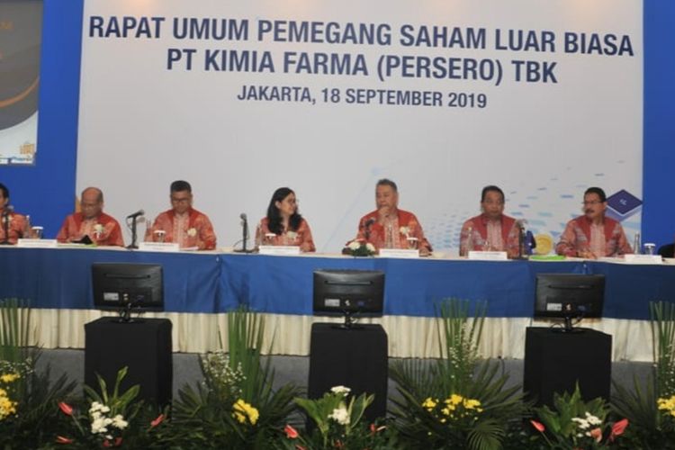 Dewan Komisaris dan Direksi PT Kimia Farma (Persero) Tbk berfoto bersama dalam Rapat Umum Pemegang Saham Luar Biasa (RUPSLB) di Hotel Borobudur, Jakarta, Rabu (18/9/2019).
