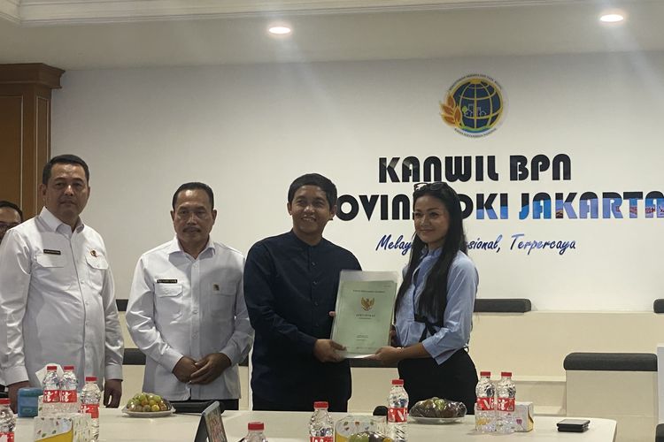 Penyerahan sertifikat tanah oleh Kementerian ATR/BPN kepada Nirina Zubir yang terlibat kasus mafia tanah, di Kantor Wilayah BPN Provinsi DKI Jakarta, Selasa (13/2/2024).