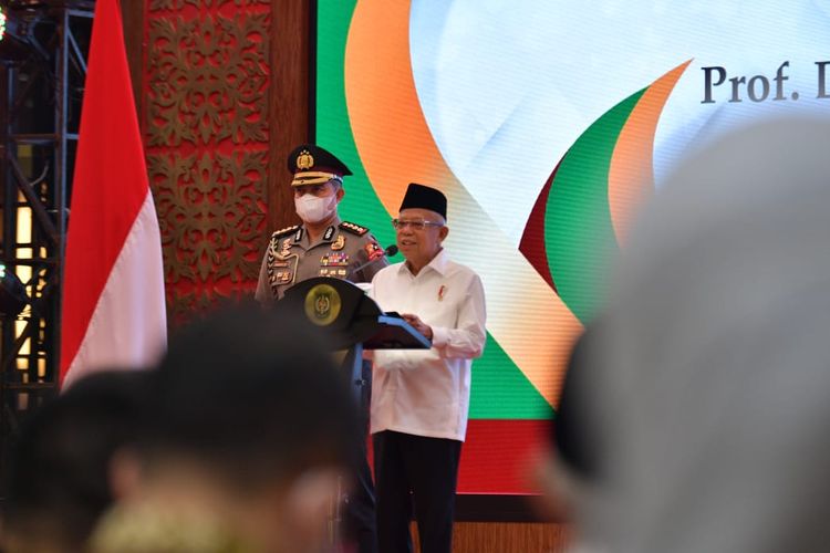 Wakil Presiden Ma'ruf Amin menyampaikan sambutan saat meresmikan Bank Riau Kepri Syariah di Pekanbaru, Kamis (25/8/2022).