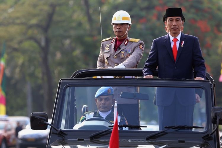 Presiden Joko Widodo meninjau pasukan saat upacara di Lapangan Silang Monas, Jakarta Pusat, Senin (10/7/2017). Upacara peringatan hari ulang tahun ke-71 Bhayangkara melibatkan 2.408 personel gabungan dari Polri, TNI, instansi terkait, hingga organisasi Pramuka. 