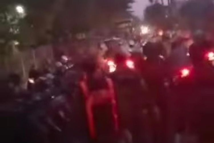 Tangkapan layar video viral yang memperlihatkan petugas di pos penyekatan Jembatan Suramadu diserang pakai petasan.