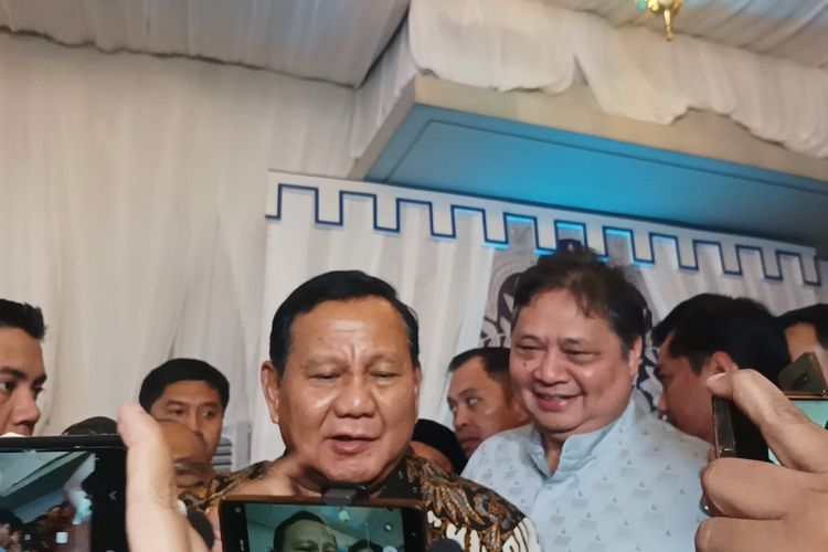 Menteri Pertahanan (Menhan) yang juga capres terpilih Pilpres 2024, Prabowo Subianto memberikan keterangan usai menghadiri acara open house di rumah dinas Menko Perekonomian yang juga Ketua Umum Partai Golkar, Airlangga Hartarto selama dua jam pada Kamis (11/4/2024).