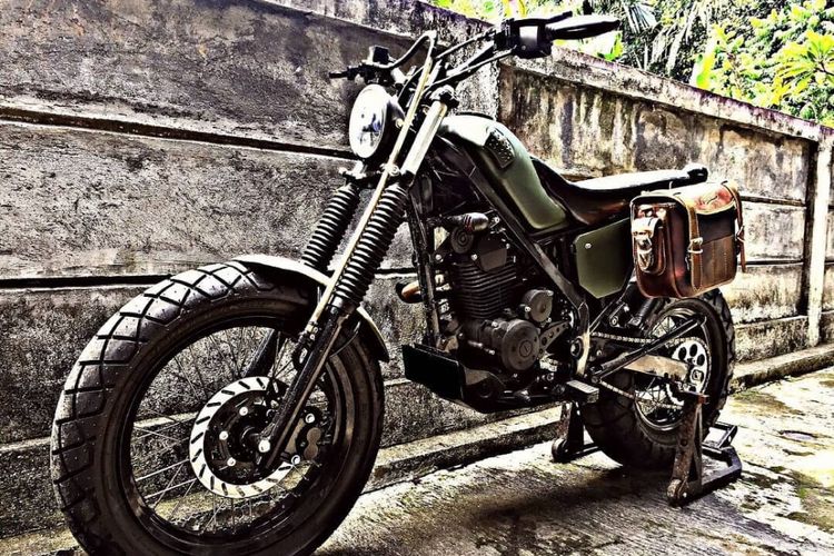 Ubahan Kawasaki KLX 150 bergaya tracker garapan bengkel Doglit Motor Custom, Denpasar.