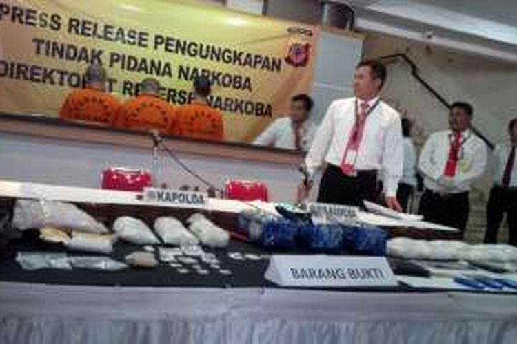 Direktorat Reserse Narkoba Polda Jawa Barat berhasil menggagalkan peredaran narkoba jenis sabu di Jawa Barat seberat 6.450 gram. (KOMPAS.com/Putra Prima Perdana)