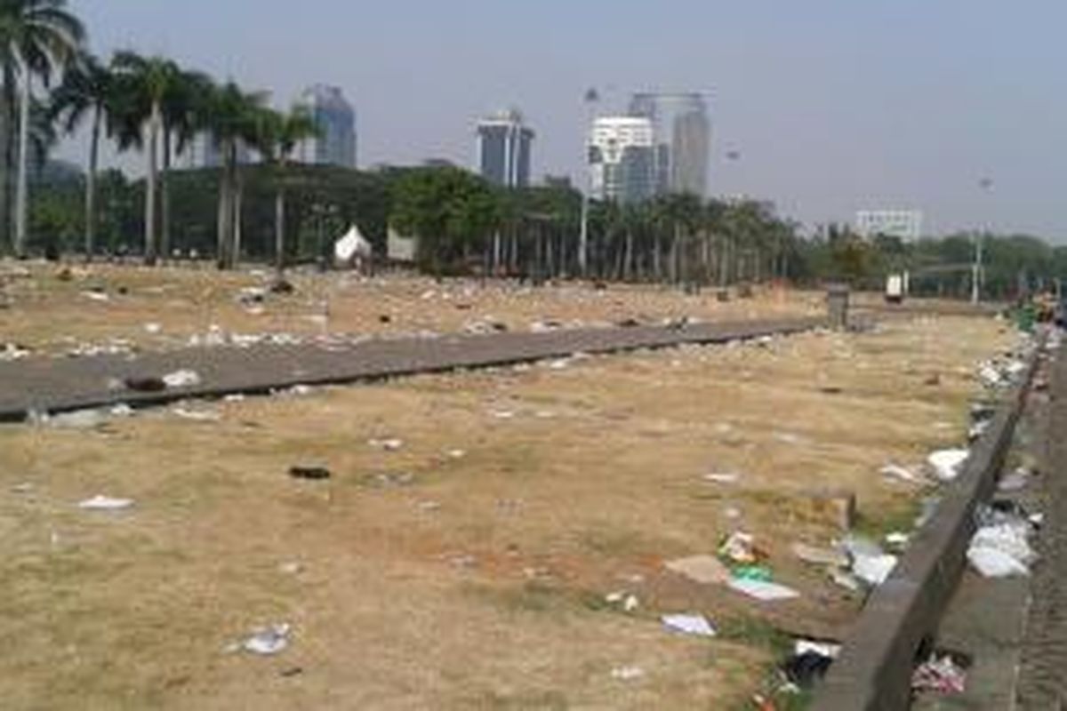 Monas jadi lautan sampah usai penyelenggaraan Syukuran Rakyat Salam 3 Jari di kawasan Monas, Gambir, Jakarta Pusat, Senin (20/10/2014).