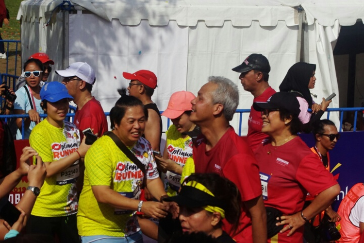 Ganjar Pranowo mencapai garis finis di pentas Borobudur Marathon 2019 kategori 10 K, Minggu (11/17/2019)