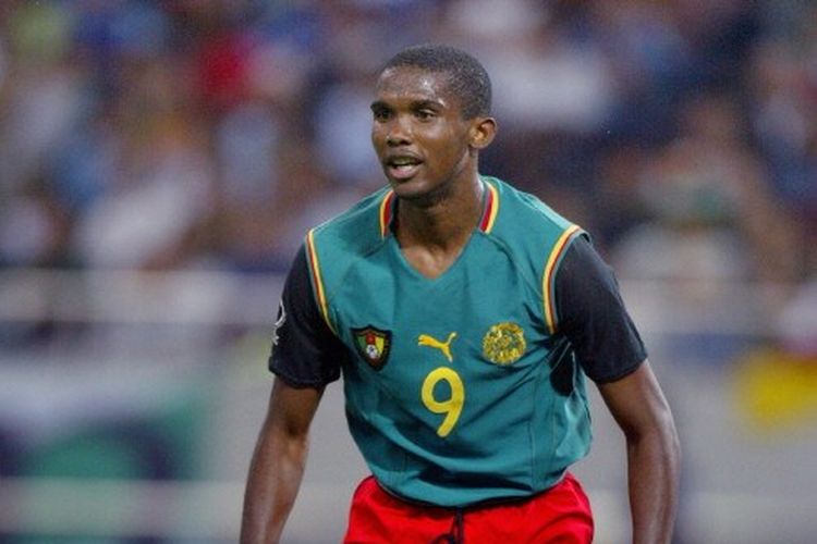 Aksi striker timnas Kamerun, Samuel Eto'o, ketika menghadapi Arab Saudi pada laga Grup E Piala Dunia 2002 yang dihelat di Saitama Stadium, 6 Juni 2002.