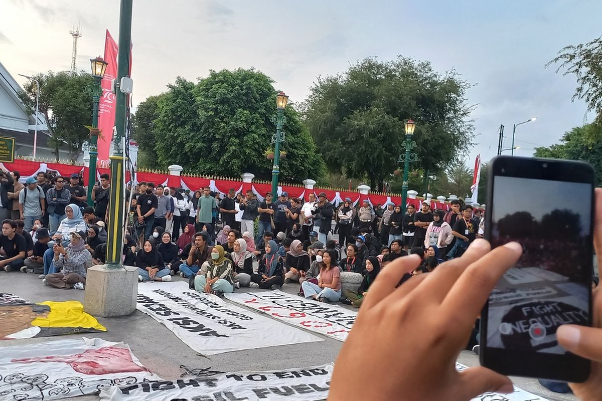 Massa Aksi Jogja Memanggil saat menggelar mimbar bebas di depan Gedung Agung, Rabu (28/8/2024)