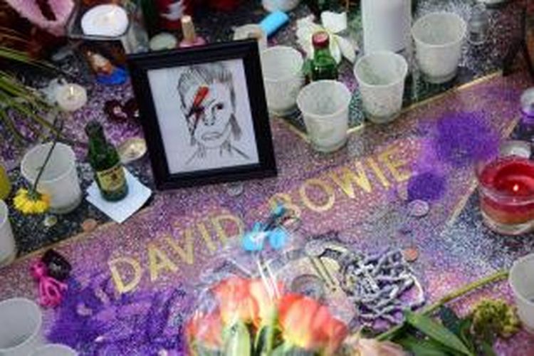 Bunga dan sejumlah barang lainnya diletakkan di Hollywood Star, untuk mengenang mendiang musisi Inggris David Bowie di Hollywood, California, 11 Januari 2016. Bowie meninggal dunia pada Minggu, 10 Januari lalu, di usia 69 tahun akibat kanker.
