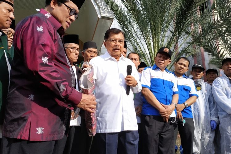 Ketua Umum Pimpinan Pusat Dewan Masjid Indonesia Jusuf Kalla saat memberikan sambutan dalam acara Gerakan Semprot Disenfectan 10.000 Masjid Antisipasi Penyebaran Virus Corona di Masjid Jami' Al-Munawwar, Pancoran, Jakarta Selatan, Jumat (13/3/2020). 