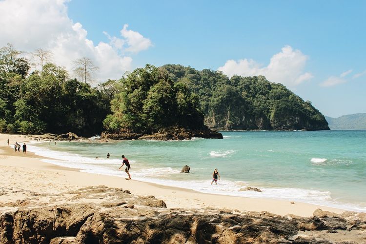 Pantai Teluk Hijau atau Teluk Ijo atau Green Bay, Banyuwangi, Jawa Timur DOK. Shutterstock/adisasterr