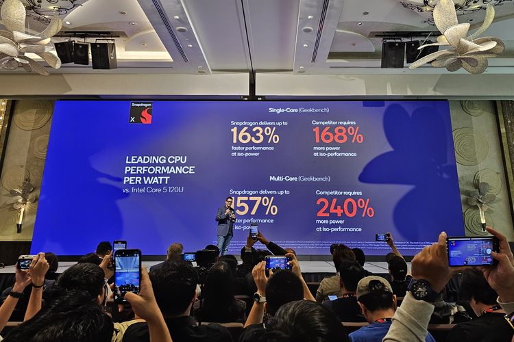 Nitin Kumar, Senior Director, Product Management, Qualcomm Technologies, Inc. saat memaparkan kemampuan chip Snapdragon X series di atas panggung SEA Summit 2025 di Singapura, Rabu (26/2/2025).