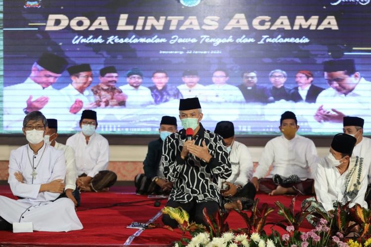 Gubernur Jawa Tengah Ganjar Pranowo menggelar acara doa bersama lintas agama di gedung Gradhika Bhakti Praja Pemerintah Provinsi Jateng, Jumat (22/1/2020)