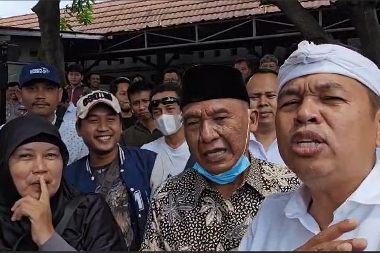 Gubernur Jawa Barat Dedi Mulyadi berkumpul dengan sejumlah warga Subang yang menunggak pajak kendaraan bermotor di Samsat setempat, Kamis (20/1/2025).