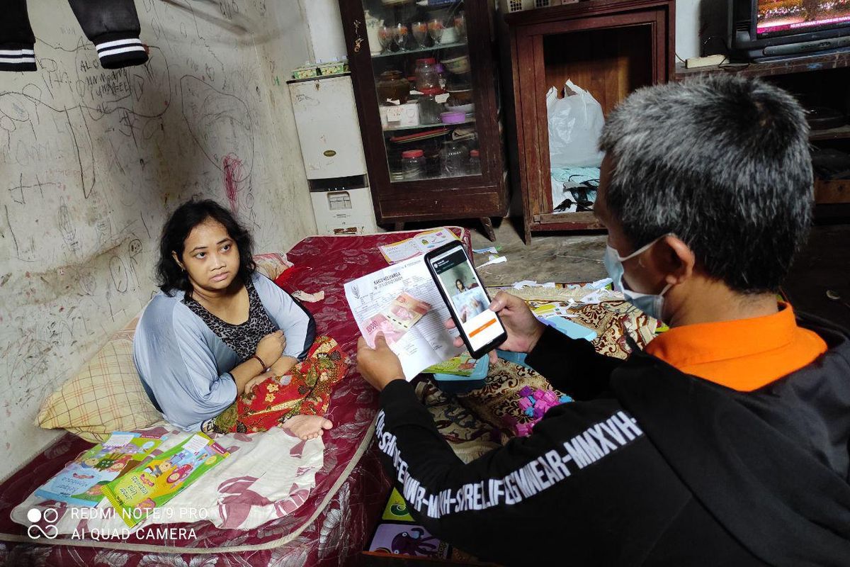 Penyaluran BST kerumah penerima bantuan.