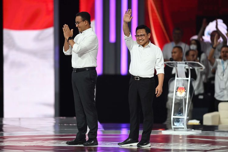 Capres-cawapres nomor urut 1 Anies Baswedan (kiri) dan Muhaimin Iskandar (kanan) tiba di lokasi Debat Keempat Pilpres 2024 di Jakarta Convention Center (JCC), Jakarta, Minggu (21/1/2024). Debat Keempat Pilpres 2024 mengangkat tema terkait pembangunan berkelanjutan, sumber daya alam, lingkungan hidup, energi, pangan, agraria, masyarakat adat dan desa.