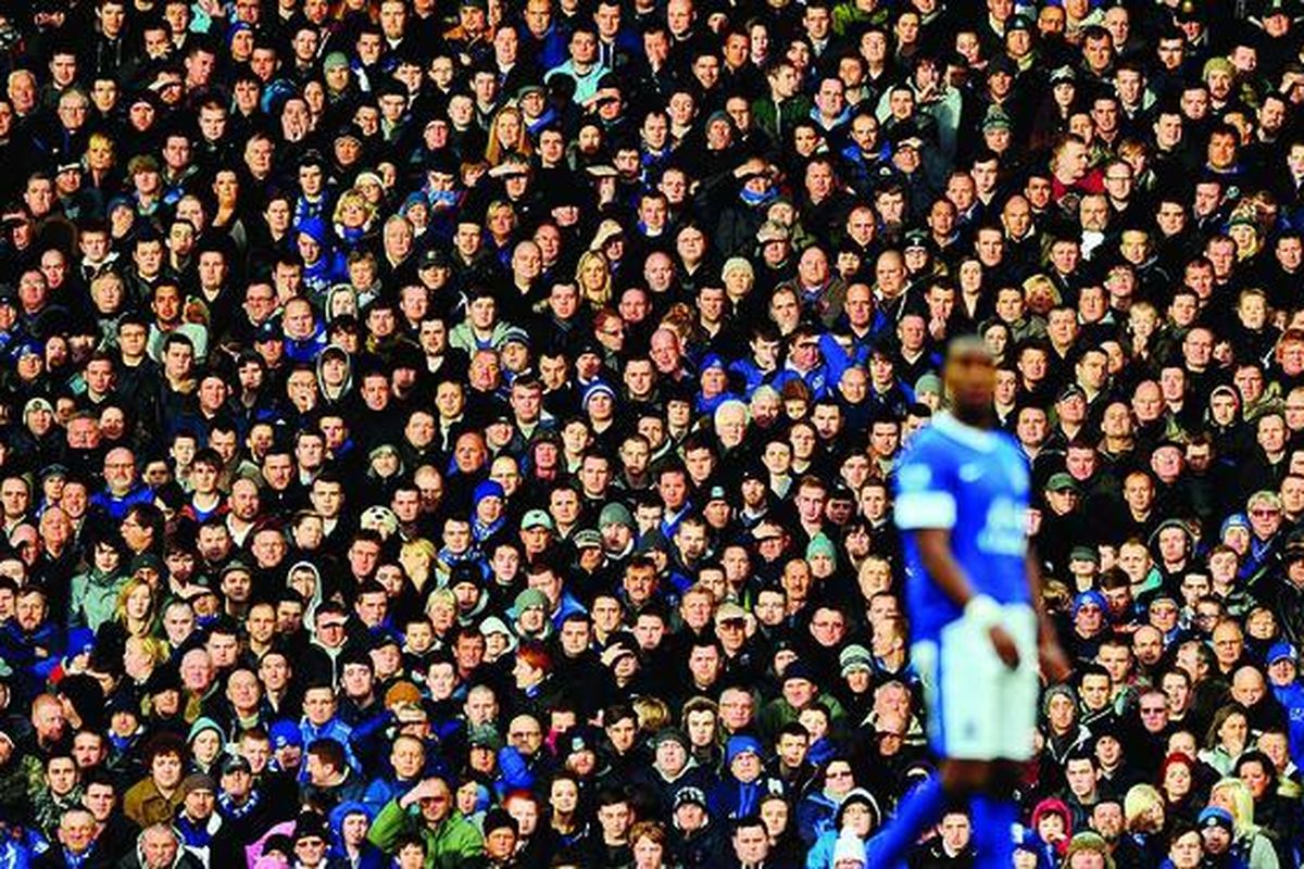 Wajah-wajah pendukung Everton dalam laga Liga Inggris antara tuan rumah Everton dan Chelsea, Minggu (30/12), di kandang Everton, Stadion Goodison Park, kota Liverpool, Inggris. Pertandingan berakhir 2-1 untuk kemenangan Chelsea.