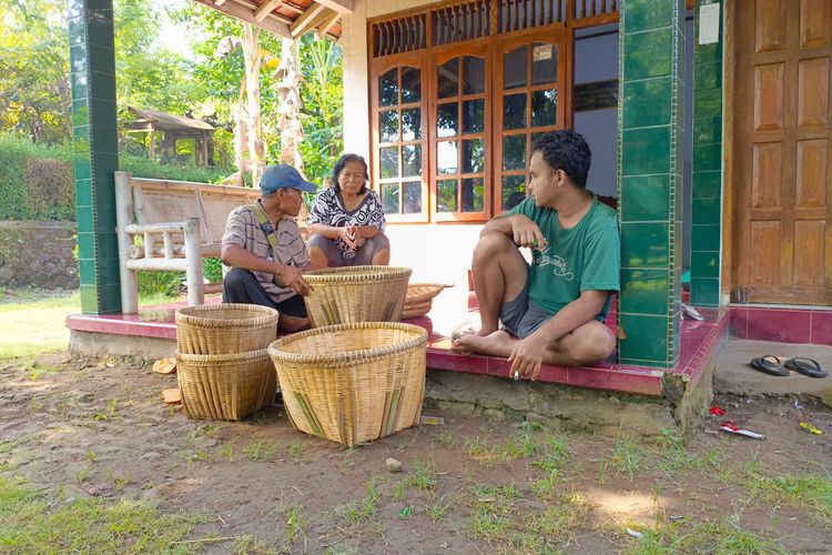 Dari Anyaman Bambu ke Harapan Hidup, Kisah Suwari di Purworejo Menghidupi 8 Keluarga di Tengah Gempuran Produk Modern