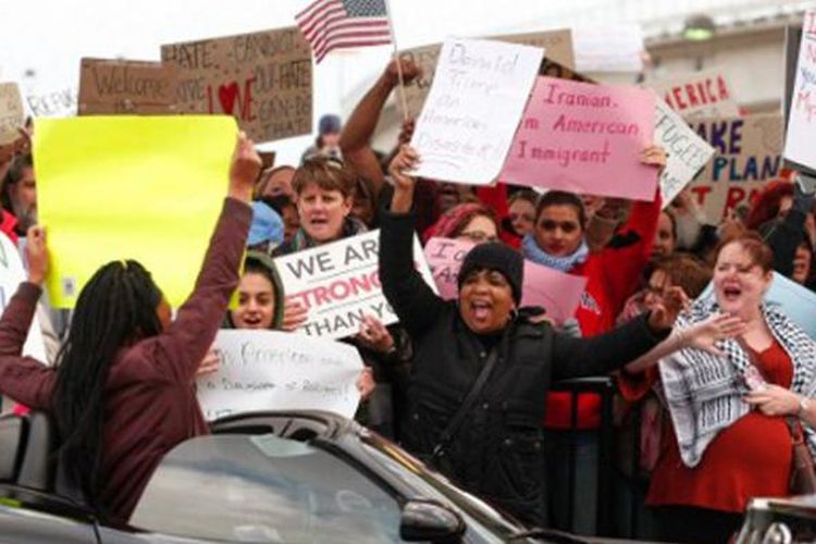 Pengunjuk rasa menggelar aksi Bandara Internasional Hartsfield–Jackson Atlanta, 29 Januari 2017, terkait kebijakan Anti-imigran yang diambil Presiden AS Donald Trump. 

